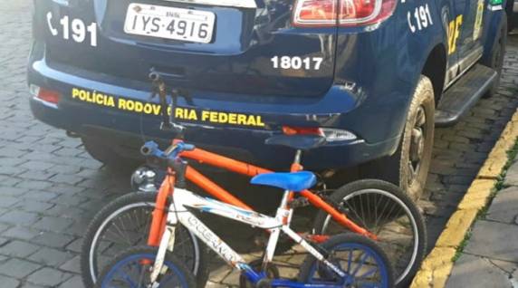 Os irmãos, de 6 e 7 anos, estavam de bicicleta na rodovia