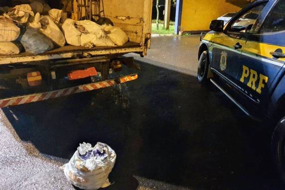 A apreensão ocorreu na noite desta quinta-feira (27), na BR 158 em Santana do Livramento