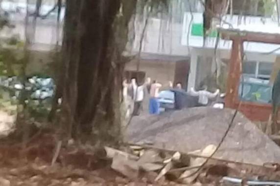 Durante a fuga, o gerente da agência e dois clientes foram levadas pelos criminosos e já foram liberados