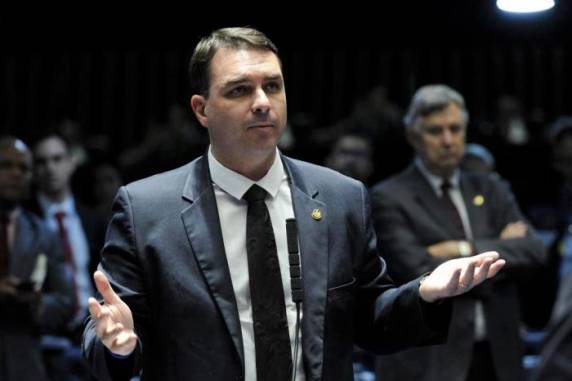 Fabrício Queiroz e outros 15 ex-assessores também foram denunciados pelo suposto esquema de 