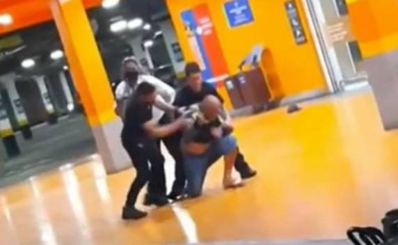João Alberto Silveira Freitas, de 40 anos, foi espancado e morto por dois homens brancos, na noite desta quinta-feira (19). Milena Borges Alves, de 43 anos, tentou ajudar o marido, mas foi empurrada