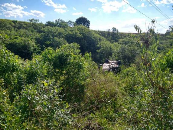 O veículo capotou em um barranco de aproximadamente 20 metros da BR