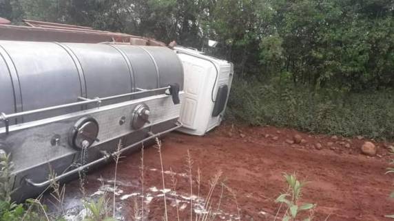 Acidente foi com um caminhão do serviço de coleta de leite. Para facilitar a remoção foi necessário esvaziar o tanque e o leite foi derramado na pista