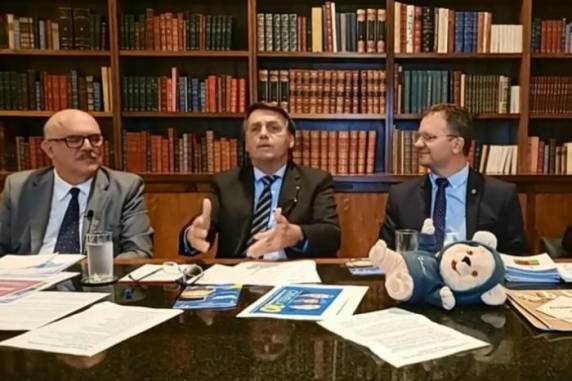 Em março, contudo, durante entrevista, presidente afirmou que sobreviveu a uma facada na campanha eleitoral de 2018 e que não seria uma 