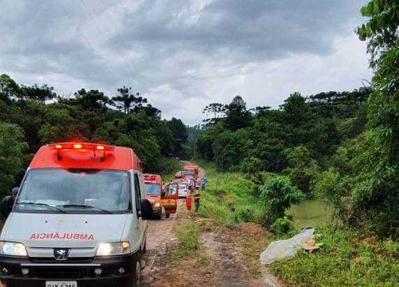 Casal de adultos conseguiu sair do veículo, que ficou submerso após bater em barranco e capotar no Vale do Itajaí. Corpos de menino e de adolescente foram retirados do carro por mergulhadores