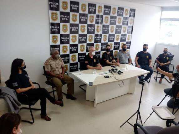 Criança foi levada de dentro de casa na sexta-feira, após mãe ser espancada. Policiais localizaram cativeiro na madrugada de domingo