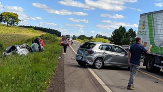 Condutor do caminhão não notou trânsito parado e colidiu contra três veículos
