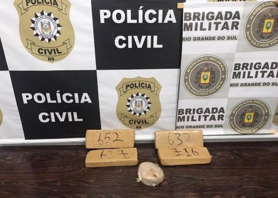 No veículo, também estava uma adolescente, que após prestar depoimento foi liberada para sua genitora, segundo a polícia