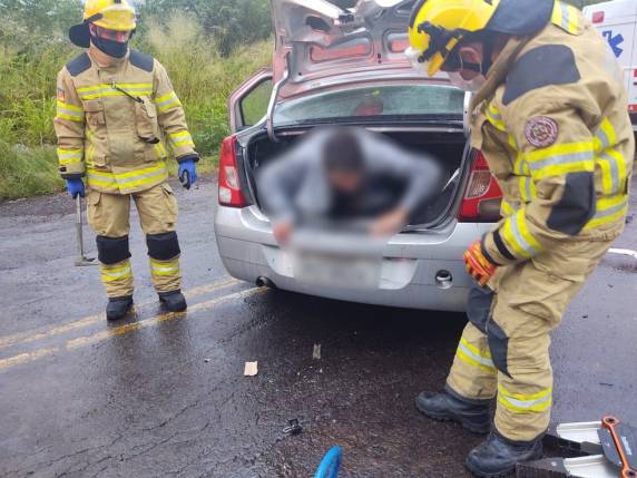 Polícia Civil afirma que donos do veículo, presos em flagrante, teriam colocado o rapaz no compartimento em ato de 