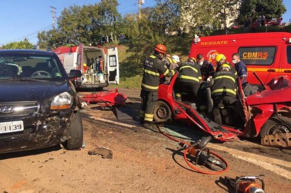 Polícia Civil acredita que condutora provocou intencionalmente a colisão contra uma carreta