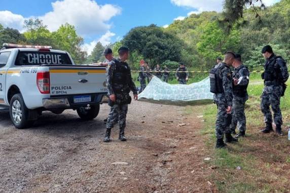 De acordo com o Batalhão de Choque, eles e um terceiro suspeito estariam relacionados ao planejamento de um roubo a residência