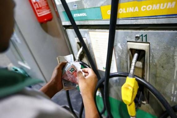 Consumidor poderia pagar R$ 0,56 a menos de imposto por litro com fórmula proposta pelo presidente da Câmara; RS deixaria de arrecadar R$ 980 milhões, segundo a Sefaz