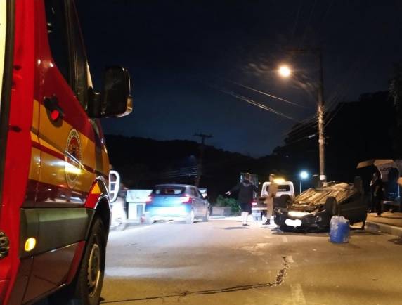 Veículo estava estacionado na garagem do proprietário quando começou a andar sozinho. Dois ocupantes estavam no carro atingido e não se feriram