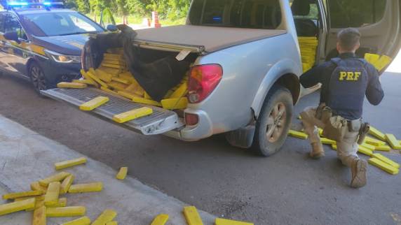 Eles transportavam a droga em uma L200 roubada com apoio de uma Renegade