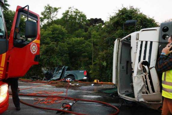 Veículos colidiram no km 98 da rodovia