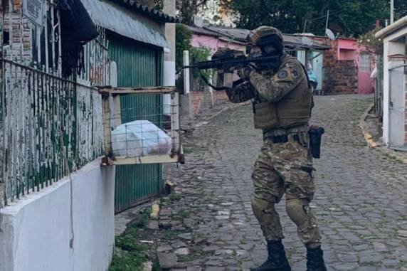 Ao todo, 150 agentes também cumpriram mais 10 mandados de prisão contra detentos em três presídios e outros 23 de busca
