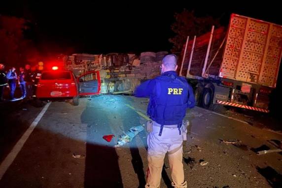 Outras 13 pessoas ficaram feridas na colisão no km 235 da rodovia