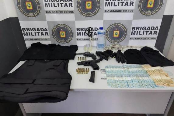 Dois homens armados levaram um galão do combustível para o roubo em residência