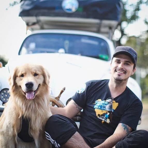 Jesse Koz era conhecido por viajar o mundo com seu fusca 1978, com placas de Balneário Camboriú.