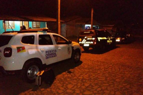 Ezequiel da Rosa, 36 anos, é suspeito de matar Vânia Gomes Gonçalves, o filho dela e um vizinho. Ele é procurado pela polícia