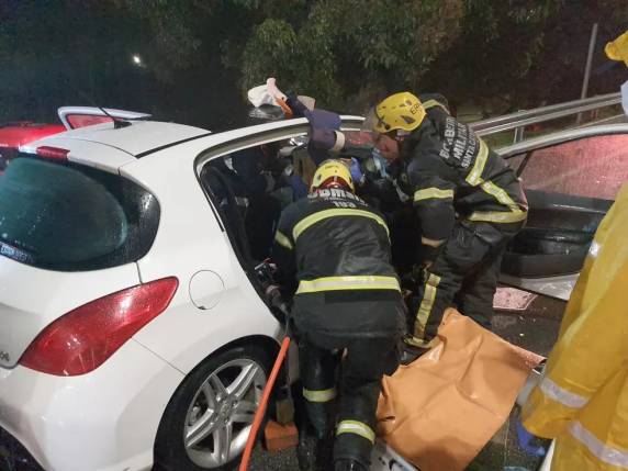 Além deles, os dois motoristas morreram na hora e outros dois ocupantes foram levados ao hospital. Acidente ocorreu no início da BR-282, na Via Expressa.