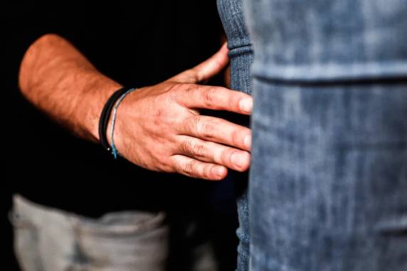 Em boletim de ocorrências ao qual o g1 SC teve acesso, uma aluna de 12 anos relatou ter sido tocada 'na parte traseira da coxa', e abraçada pelo homem.