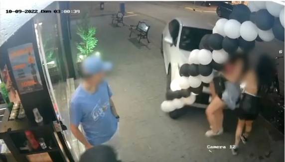 Após colisão, em Itapema, uma vítima teve lesões graves e foi levada ao hospital. Segundo PM, motorista fugiu do local e foram encontradas bebidas alcoólicas dentro do veículo.
