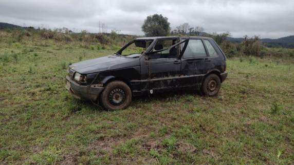 Vítima de 35 anos ocupava Fiat Uno, que deslizou na pista e parou dentro da água, segundo testemunhas