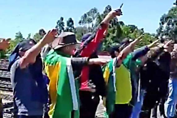 Presentes em protesto realizaram gesto semelhante ao 