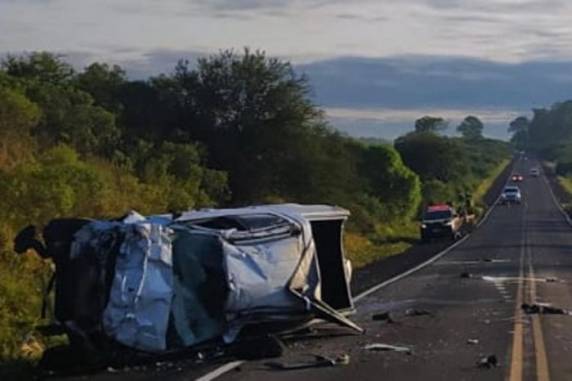 Família estava em um Renault Logan envolvido em uma colisão frontal com uma Ford Ranger, acontecido na manhã desta segunda-feira