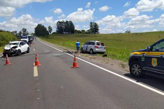 Excesso de velocidade e ultrapassagem indevida foram os registros mais recorrentes, mas houve casos de carros trafegarem sem placa de identificação