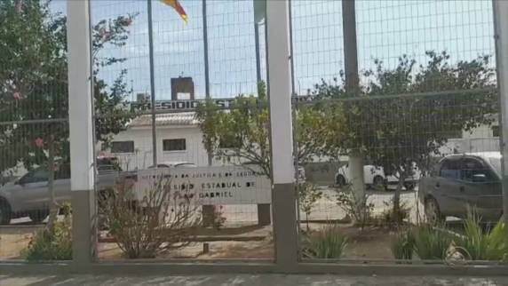 De acordo com o MP, crimes teriam sido praticados contra cinco vítimas, sendo três delas enteadas do acusado. Homem está preso preventivamente desde 29 de março. Defesa afirma que ''denúncia imputa condutas que não correspondem à realidade''.