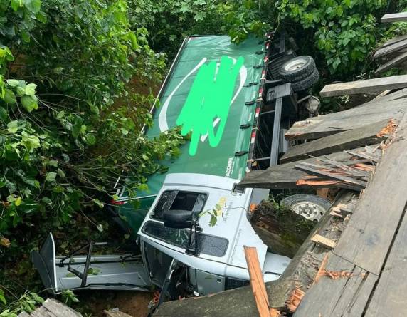 Ocupantes tiveram ferimentos leves. Segundo a prefeitura de Siderópolis, no Sul de SC, acidente foi causado por 