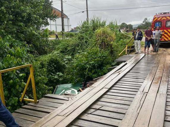 Ocupantes tiveram ferimentos leves. Segundo a prefeitura de Siderópolis, no Sul de SC, acidente foi causado por 