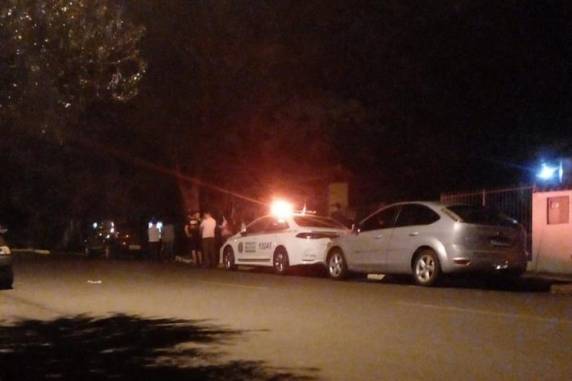 Segundo a polícia, havia histórico de desentendimentos entre os dois; vítima segue internada
