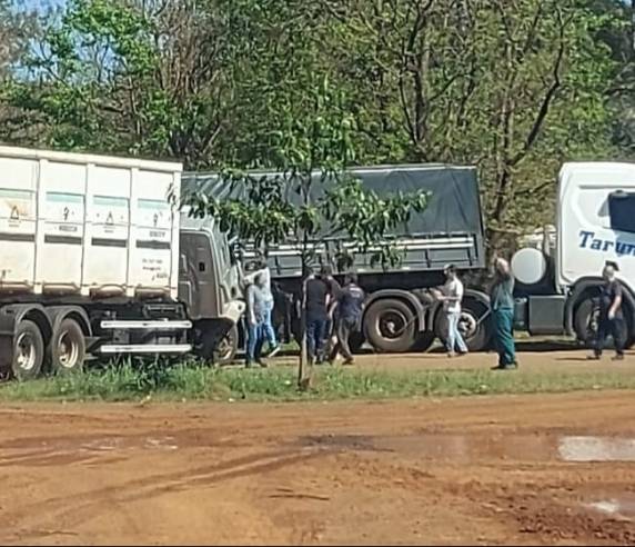 Três caminhões foram envolvidos no acidente
