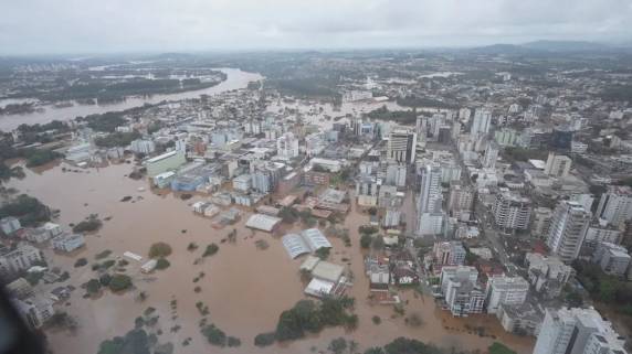 Em Roca Sales, o nível do rio aumentou tanto que o prefeito pediu que as pessoas subissem no telhado.