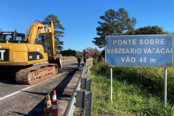 Rodovia permaneceu bloqueada ao longo deste sábado para execução do trabalho
