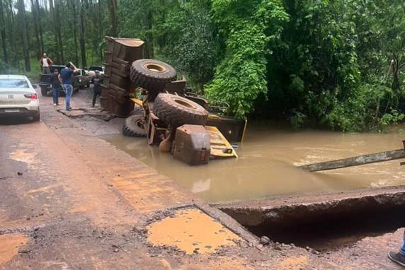 Pá Carregadeira pertence a Prefeitura Municipal de Rodeio Bonito