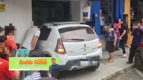Um veículo invadiu um comércio na rua General Osório no centro de Canguçu.