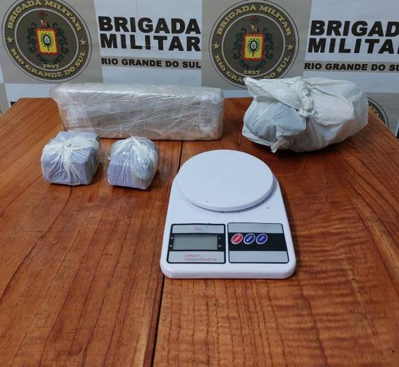 Ao todo foram apreendidos aproximadamente 2 Kg de maconha e uma balança.