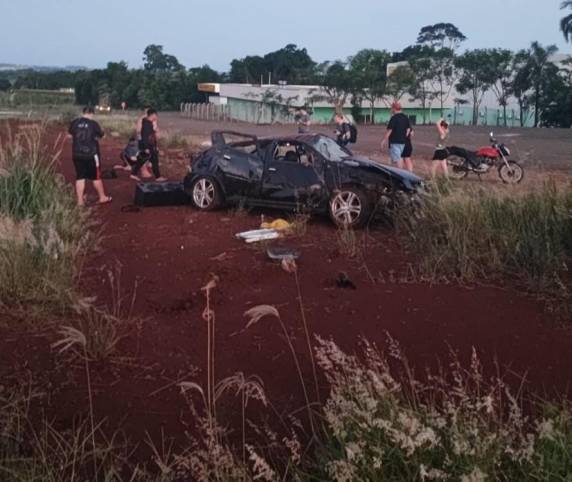 Quatro pessoas estavam em um Astra que saiu da pista e capotou, uma delas foi ejetada para fora do veículo