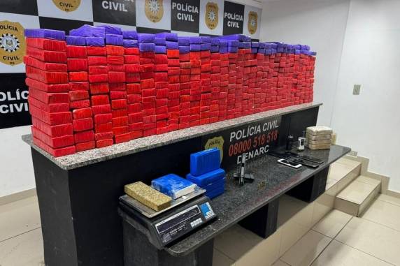 Ação realizada neste domingo, após mais de um dia de campana, também resultou na prisão de dois homens