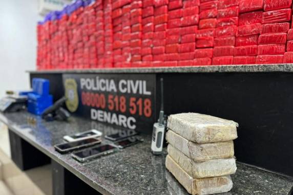 Ação realizada neste domingo, após mais de um dia de campana, também resultou na prisão de dois homens
