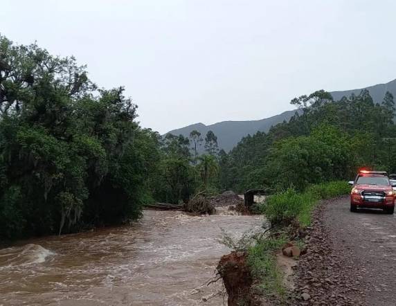 Rio subiu subitamente e pegou moradores desprevenidos em Praia Grande, segundo relato de irmão da vítima ao Corpo de Bombeiros.