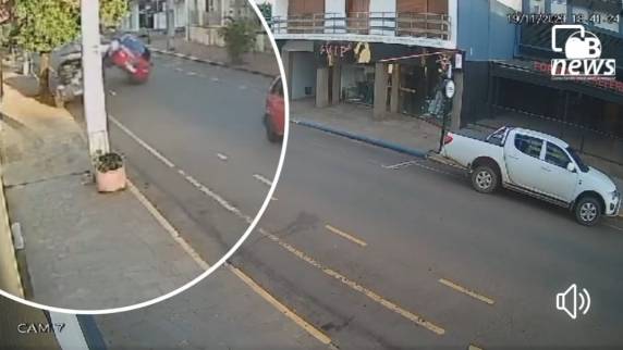 Veja em vídeo o momento em que um motorista embriagado bate em uma viatura da Polícia Civil no estacionamento da Delegacia de Polícia e foge, em São Borja.