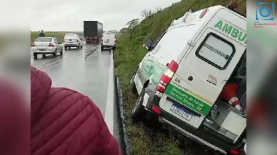 O veículo, com pacientes de Coronel Bicaco seguia rumo aos hospitais de Passo Fundo, quando, devido à chuva e por motivos desconhecidos, o condutor perdeu o controle e saiu da pista.