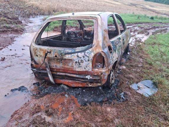 Veículo destruído pelo fogo foi encontrado na localidade de Ponte Pratos