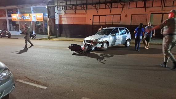O acidente aconteceu na noite deste sábado na Av. Coronel Dico