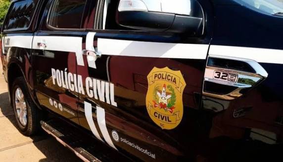 Crimes teriam acontecido no local de trabalho contra pelo menos quatro mulheres, segundo a Polícia Civil. Na casa dele, agentes encontraram comprimidos que serão periciados.